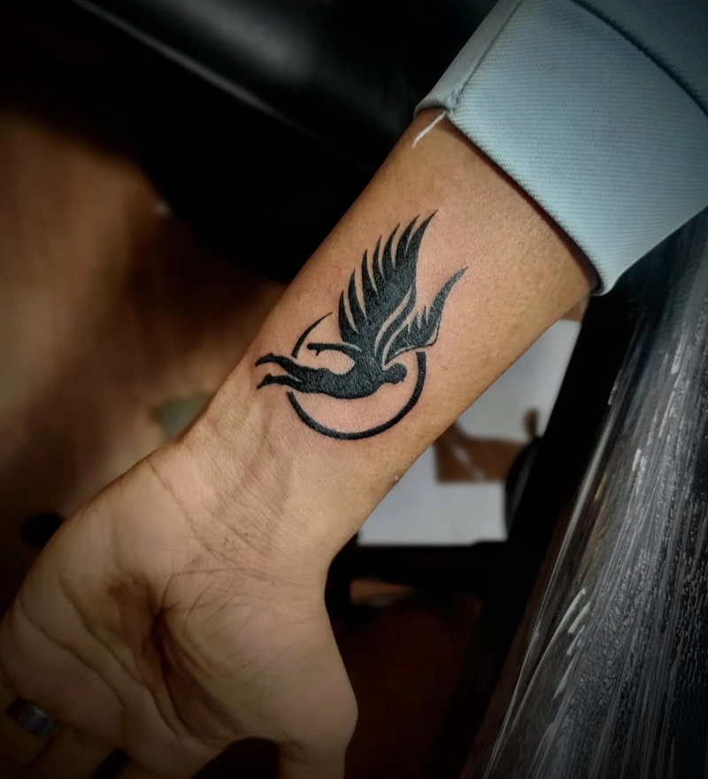 mẫu hình xăm nam đẹp ở cổ tay