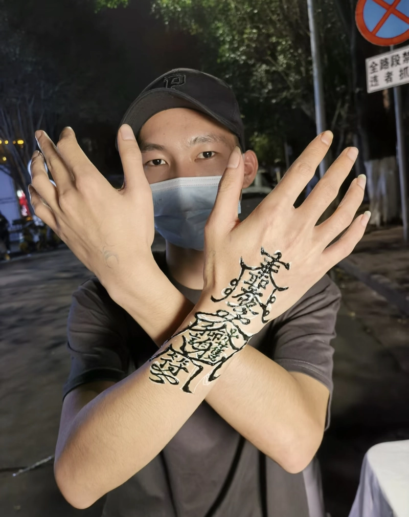 xăm biểu tượng sức mạnh ở cổ tay cho nam