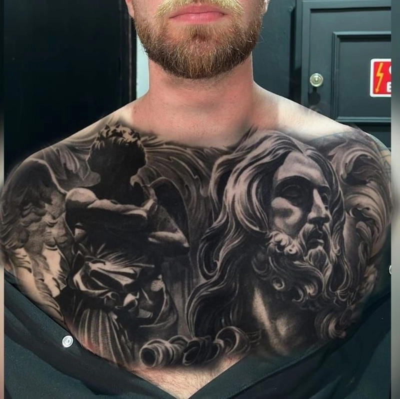 xăm tượng ở ngực hình