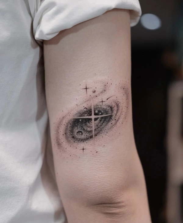 Hình xăm bầu trời sao nữ đẹp huyền ảo