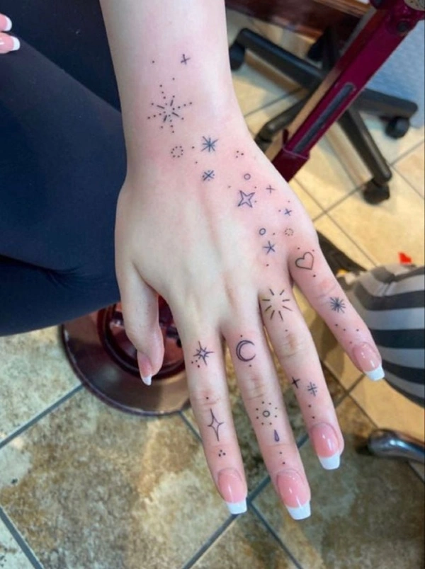 Hình xăm bầu trời sao nữ phong cách vũ trụ