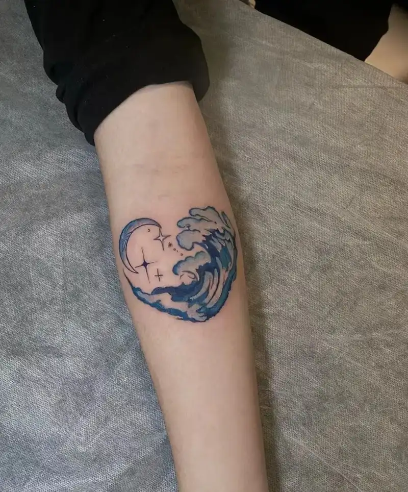 Hình xăm biển và sóng nữ cuốn hút