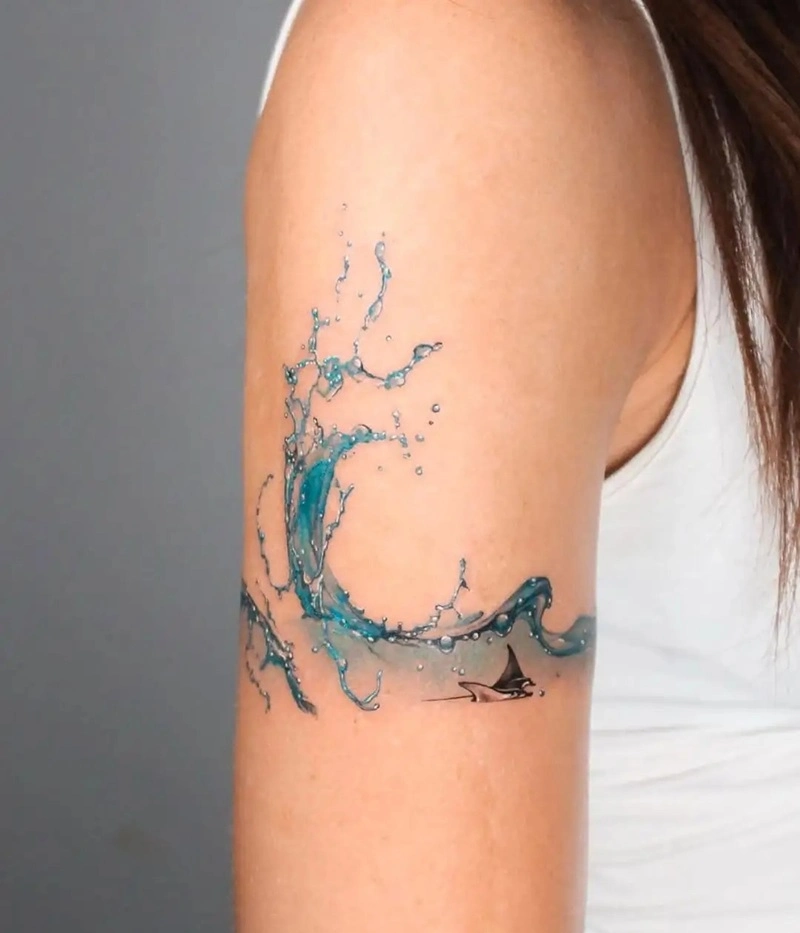 Hình xăm biển và sóng nữ đường nét tinh tế