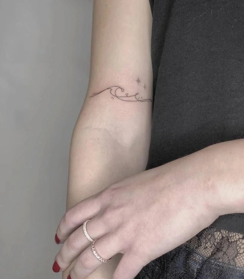 Hình xăm biển và sóng nữ mang năng lượng tích cực