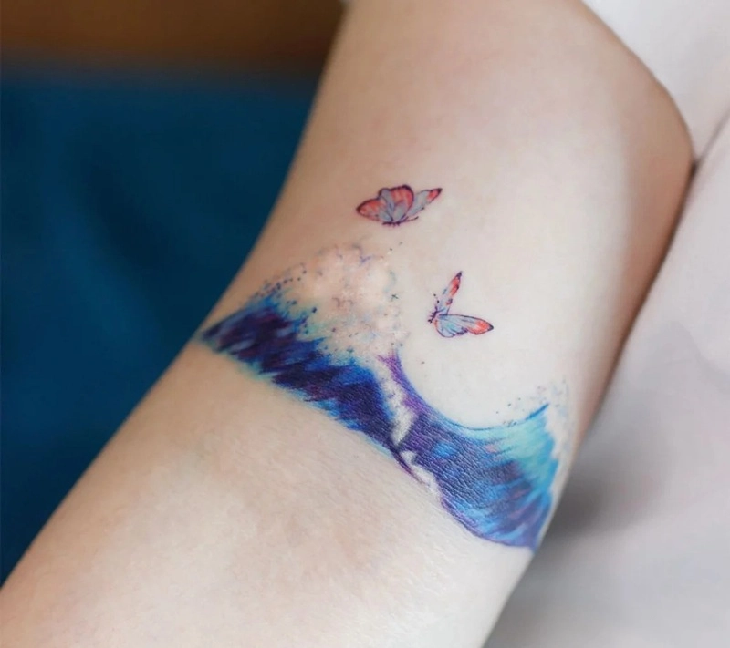 Hình xăm biển và sóng nữ mềm mại quyến rũ