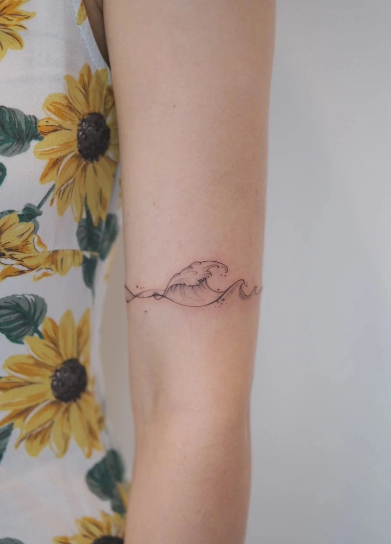 Hình xăm biển và sóng nữ nhẹ nhàng thanh thoát