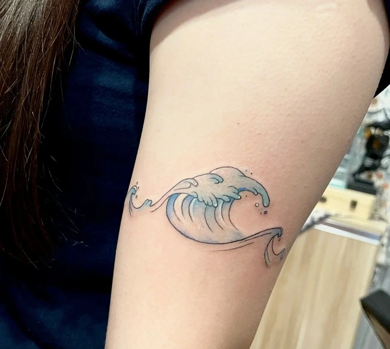 Hình xăm biển và sóng nữ phong cách Á Đông