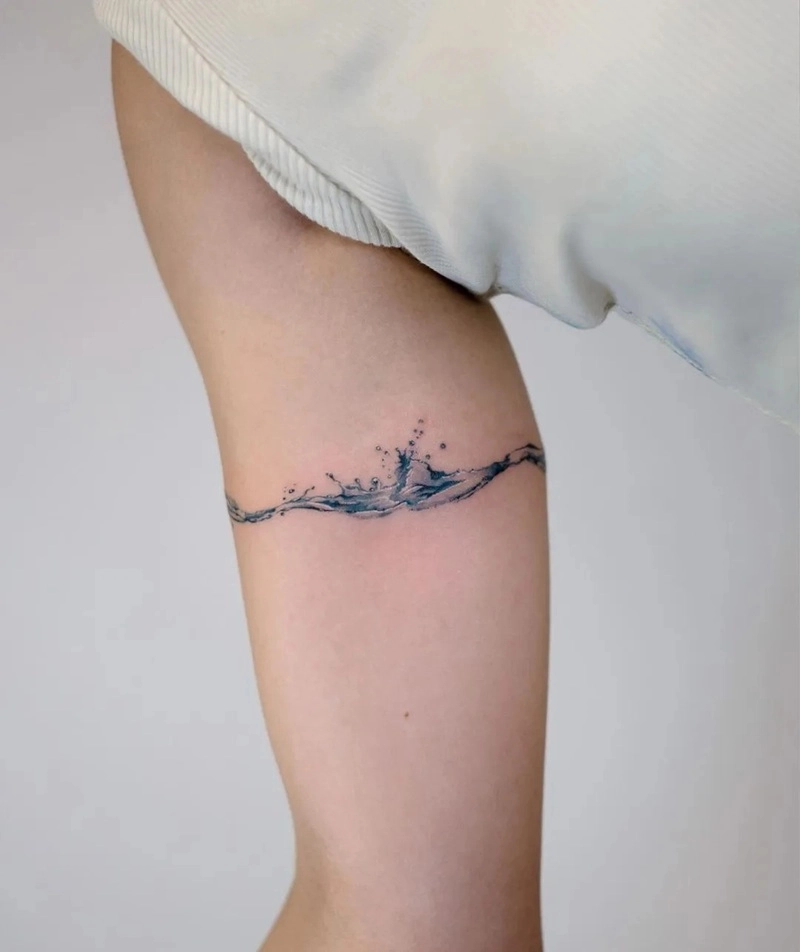 Hình xăm biển và sóng nữ tạo điểm nhấn đẹp