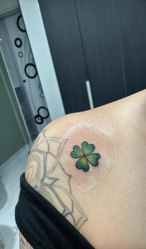 Hình xăm biểu tượng may mắn trẻ trung