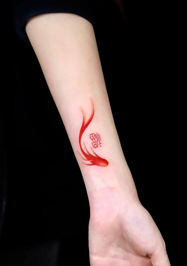 Hình xăm cá chép nhỏ ở cổ tay
