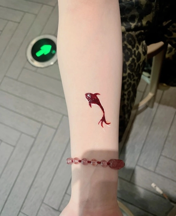 Hình xăm cá chép nhỏ phong thủy mang may mắn