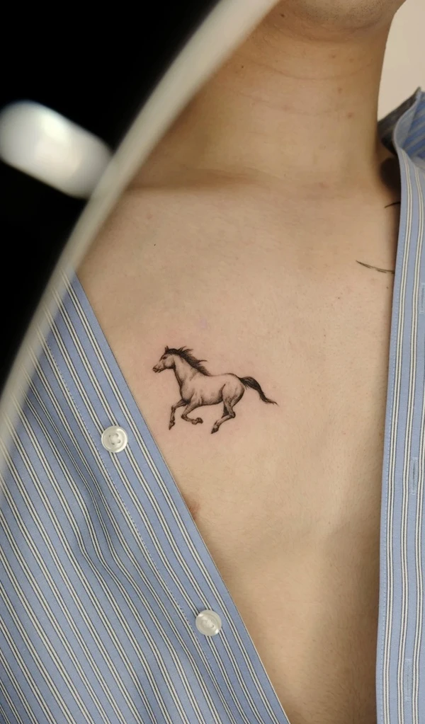 Hình xăm chiến mã nam dáng khỏe mạnh