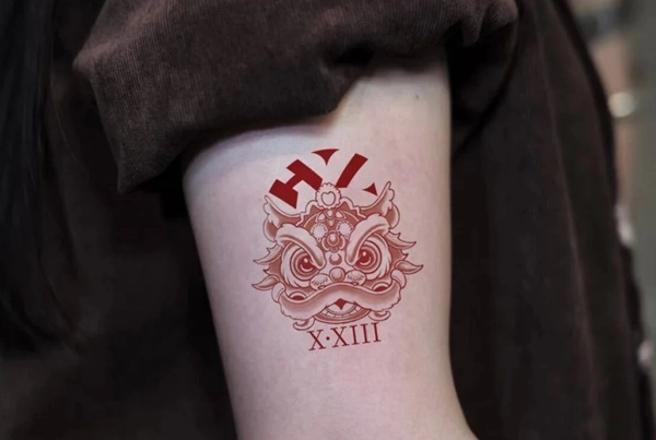 Hình xăm chữ và linh vật phối sắc đẹp