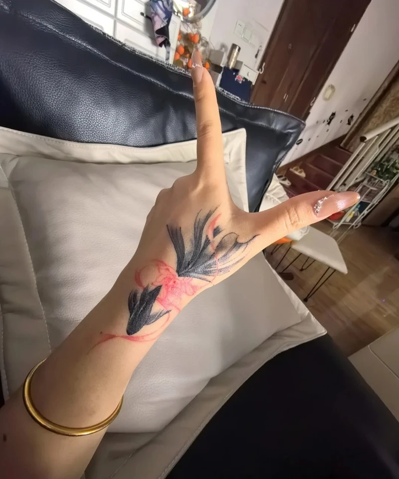 Hình xăm cổ tay phong thủy biểu tượng may mắn