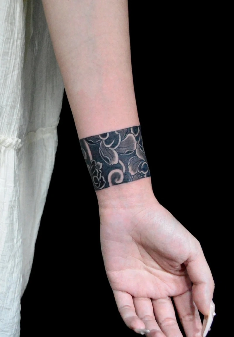 Hình xăm cổ tay phong thủy đẹp tinh tế