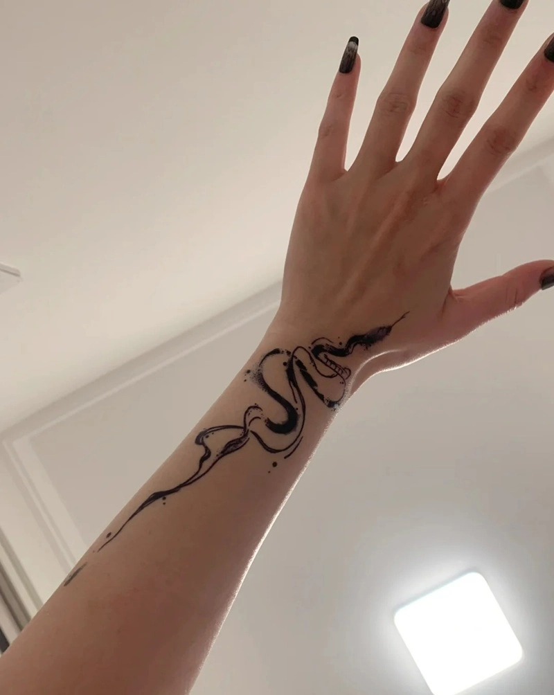 Hình xăm cổ tay phong thủy đơn giản mà đẹp