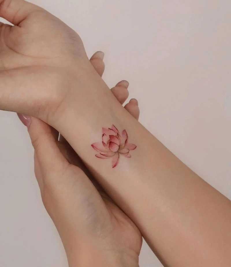 Hình xăm cổ tay phong thủy hợp mệnh Hỏa