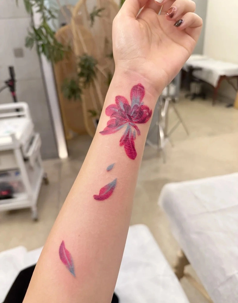 Hình xăm cổ tay phong thủy hợp tuổi