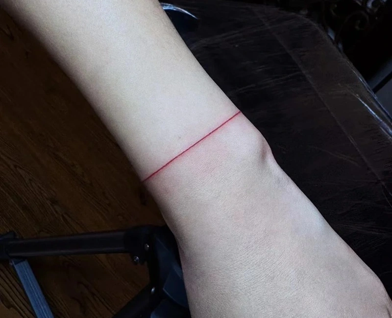 Hình xăm cổ tay phong thủy nhẹ nhàng tinh tế