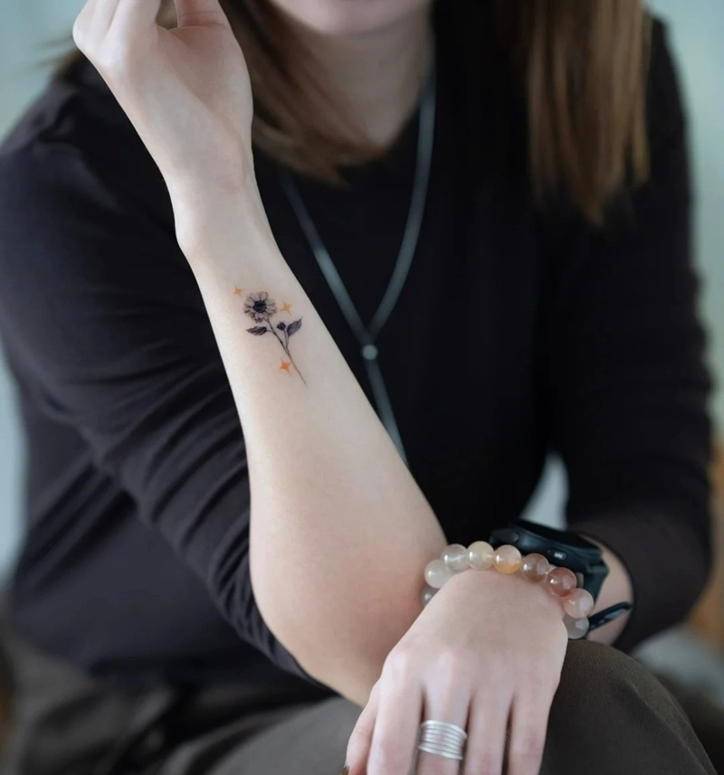 Hình xăm cổ tay phong thủy nhẹ nhàng