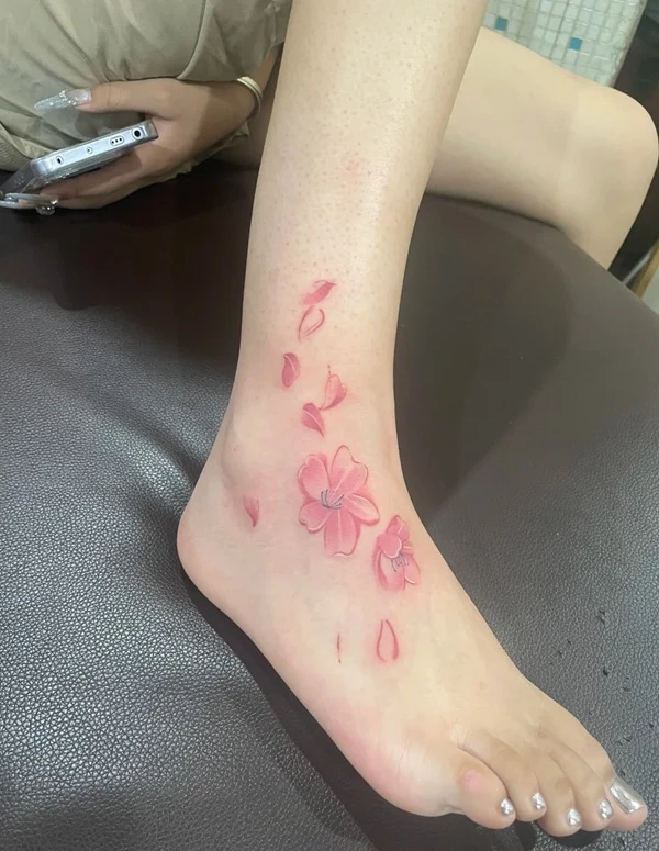 Hình xăm hoa anh đào mini ở cổ chân nữ