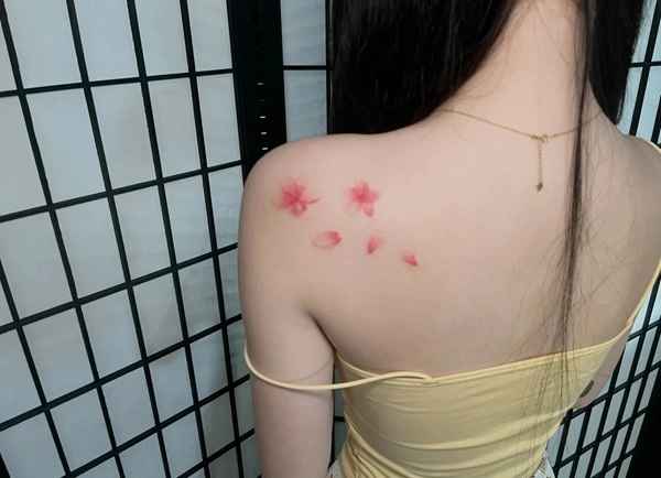 Hình xăm hoa anh đào nữ cực đẹp trên vai