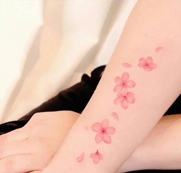 Hình xăm hoa anh đào nữ phong cách Hàn Quốc