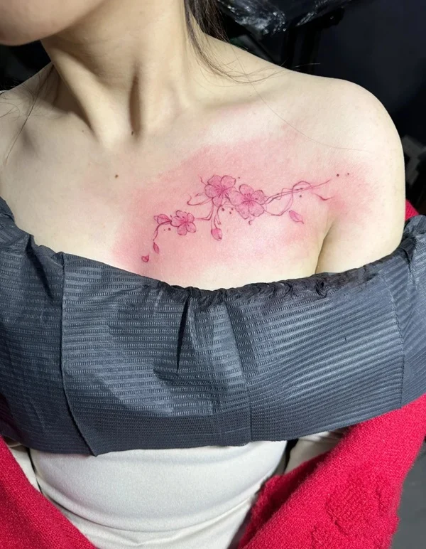 Hình xăm hoa anh đào nữ tinh tế trên vai