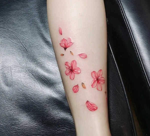 Hình xăm hoa anh đào nữ trẻ trung