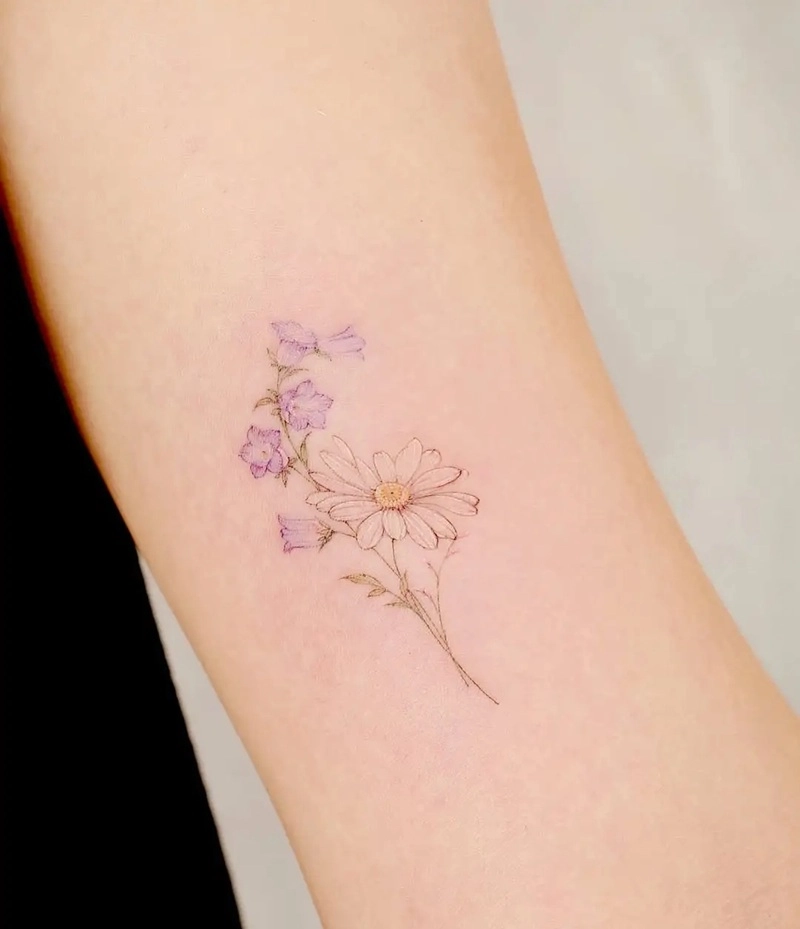Hình xăm hoa cúc nữ mang thông điệp bình yên