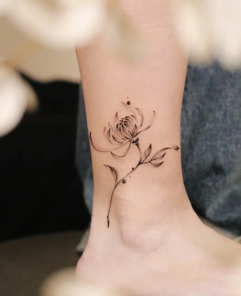 Hình xăm hoa cúc nữ mang vẻ đẹp thuần khiết