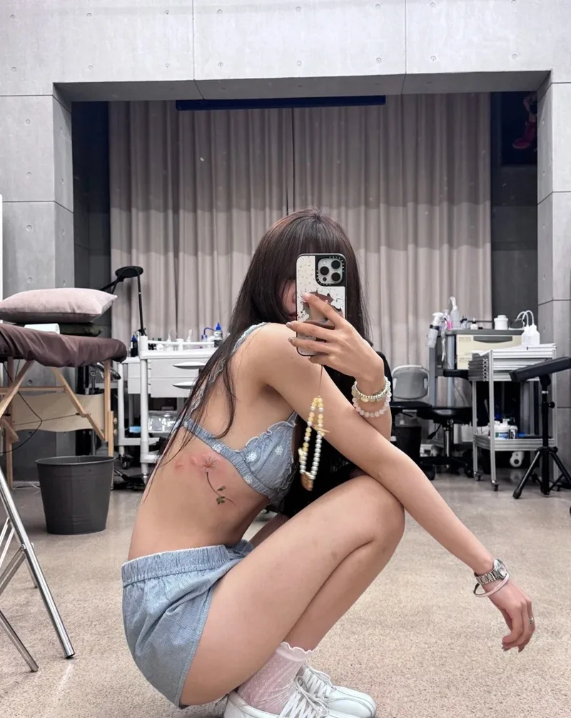 Hình xăm hoa cúc nữ mềm mại nghệ thuật