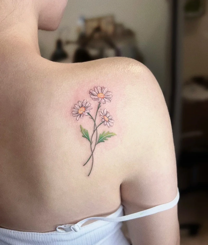 Hình xăm hoa cúc nữ phối màu hài hòa
