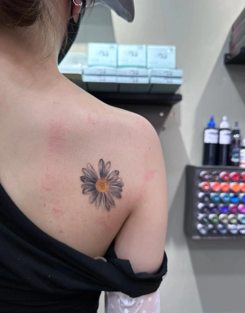 Hình xăm hoa cúc nữ phong cách hiện đại