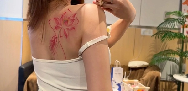 Hình xăm hoa lá và linh vật mini