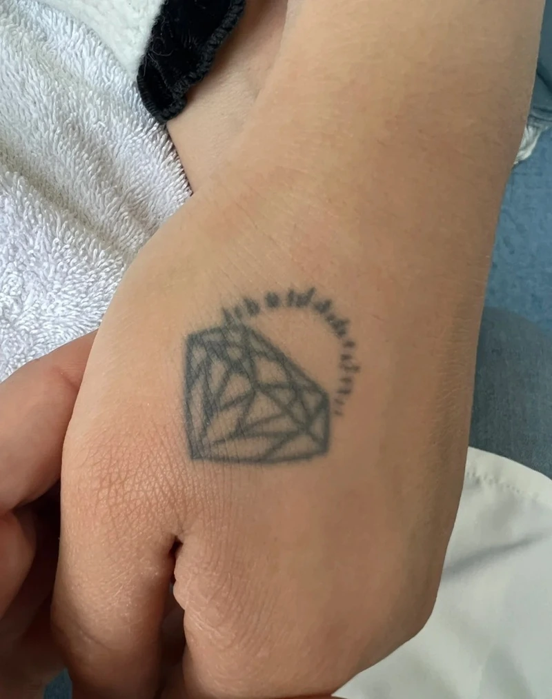 Hình xăm kim cương nữ bản mảnh tinh tế