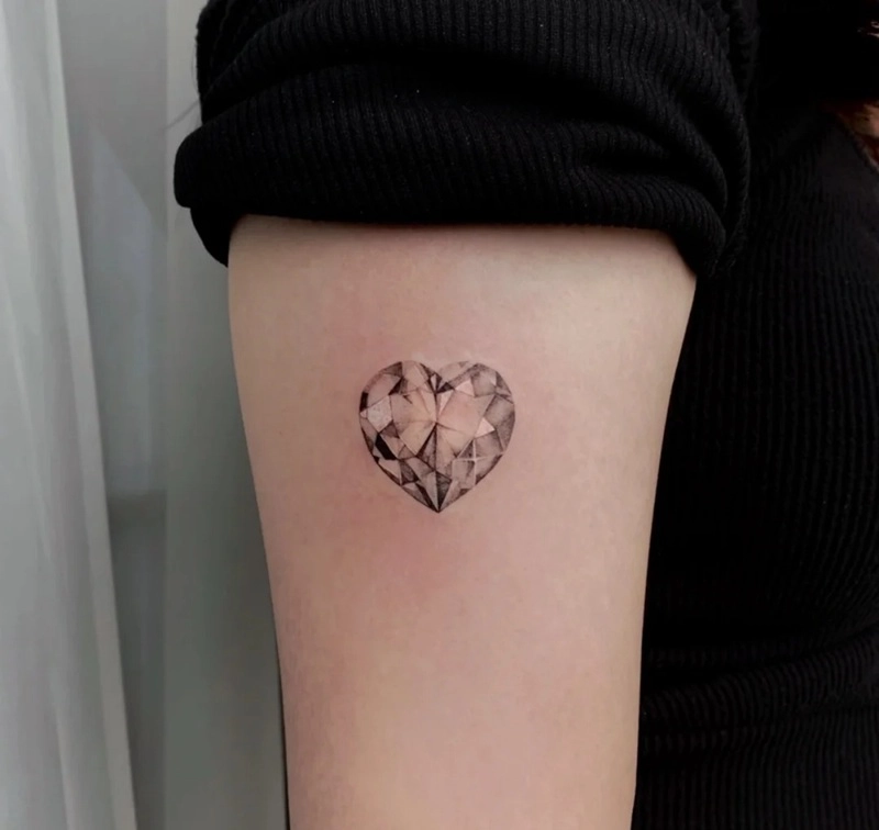 Hình xăm kim cương nữ cá tính mạnh