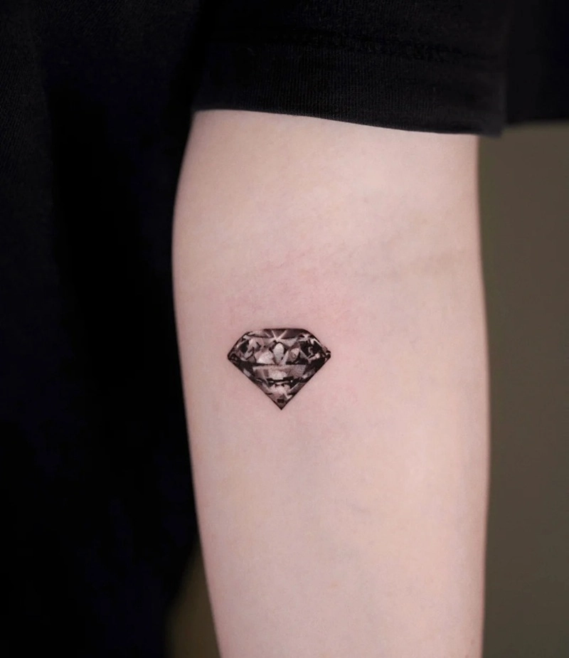 Hình xăm kim cương nữ phong cách hiện đại