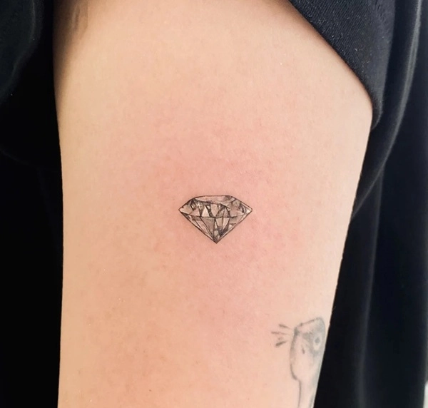 Hình xăm kim cương phong thủy hợp mệnh