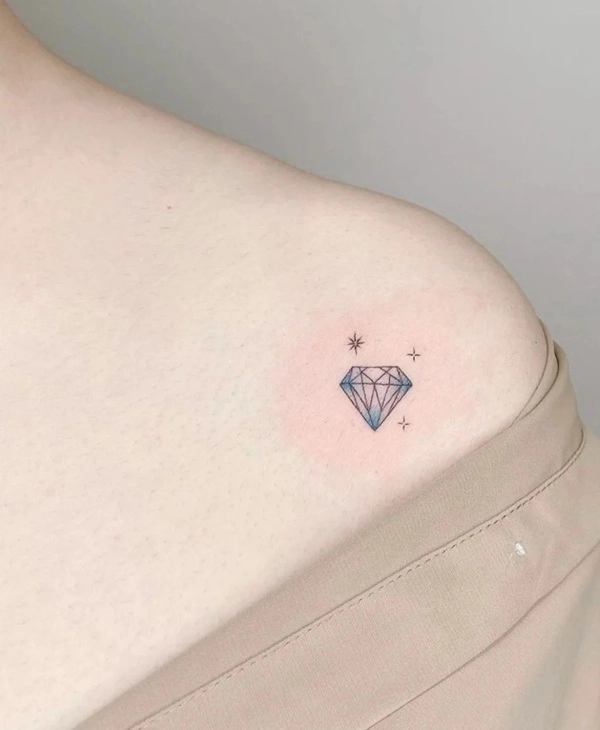 Hình xăm kim cương phong thủy trên vai đẹp