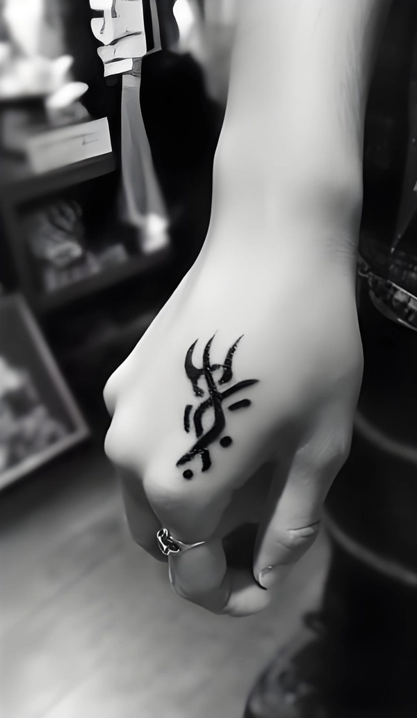 Hình xăm ký hiệu nam nét cứng cáp