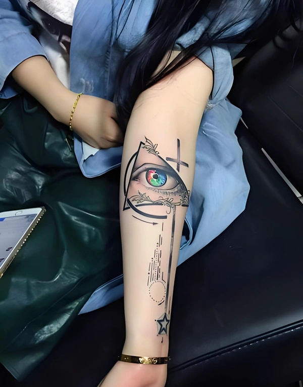 Hình xăm mắt thần nữ đường nét mềm mại