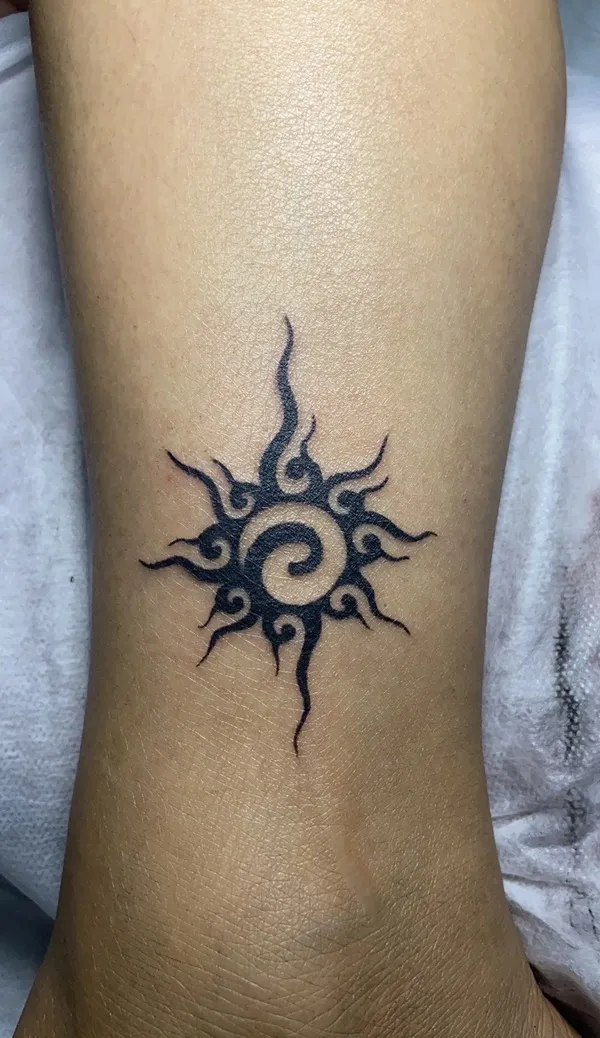Hình xăm mặt trời phong thủy 2025 đẹp nhất