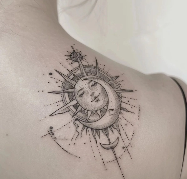 Hình xăm mặt trời phong thủy dạng nhỏ tinh tế