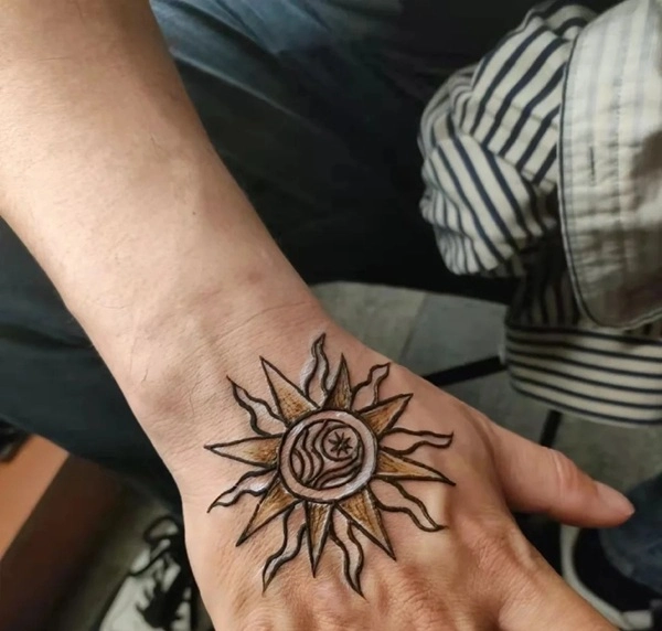 Hình xăm mặt trời phong thủy hợp mệnh