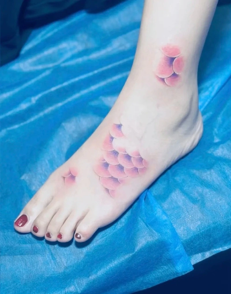 Hình xăm phong thủy mini ở chân