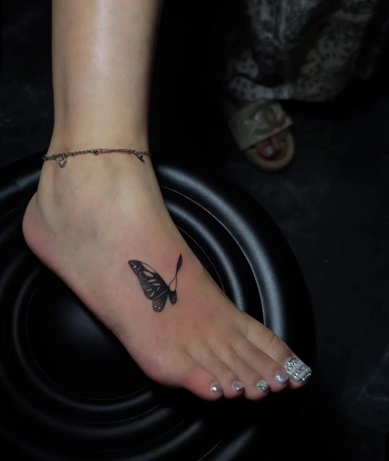 Hình xăm phong thủy ở chân thu hút tài lộc