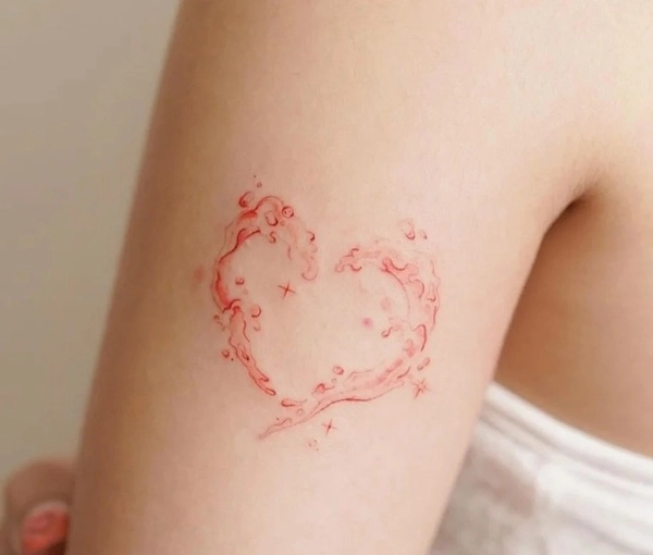 Hình xăm trái tim đỏ dành cho nữ