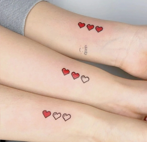 Hình xăm trái tim nữ ở cổ tay