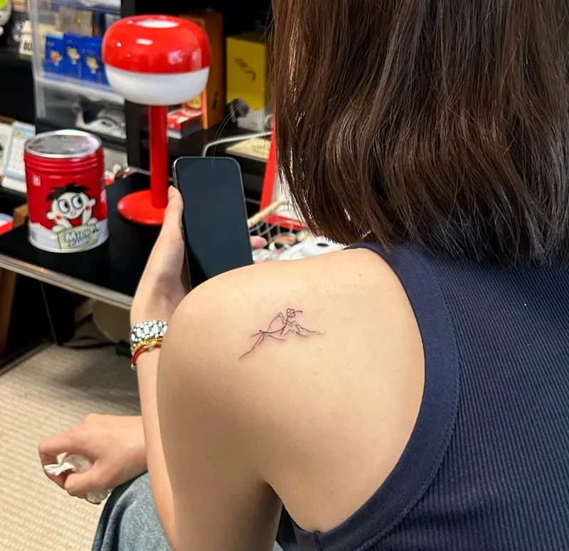 Hình xăm vai phong thủy sắc nét